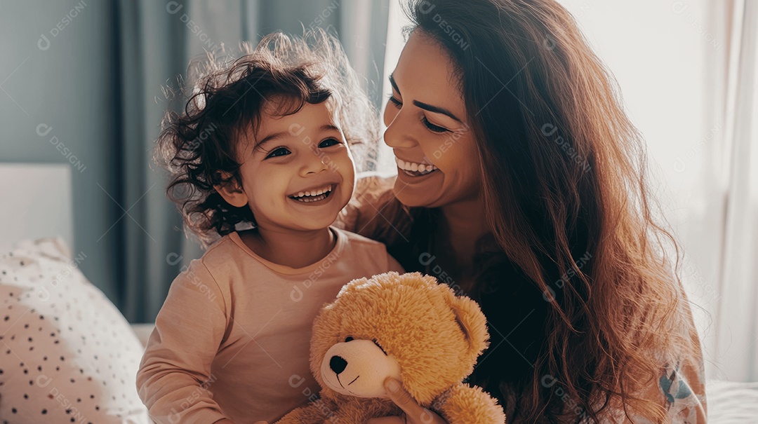 Linda mãe jovem ao lado de sua filha