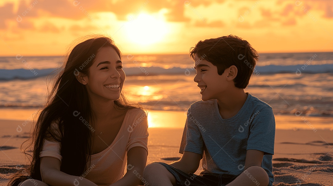 Linda mãe jovem ao lado de seu filho sobre praia