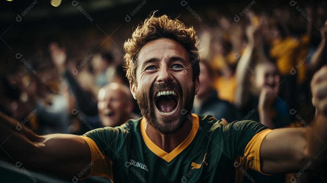 Homem rindo vestindo uma camisa da seleção brasileira expressão de felicidade