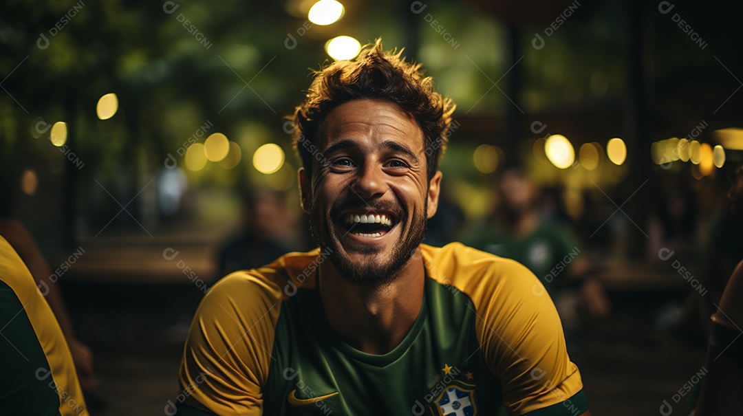 Homem rindo vestindo uma camisa da seleção brasileira expressão de felicidade