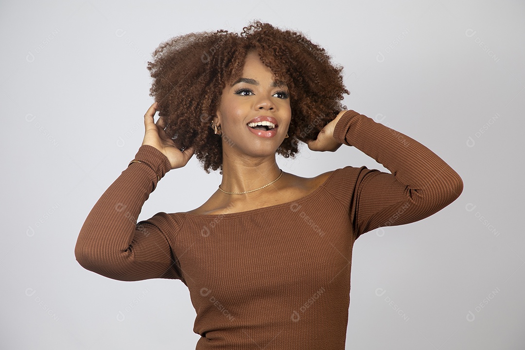 Linda mulher negra de cabelo cacheados sobre fundo branco isolado