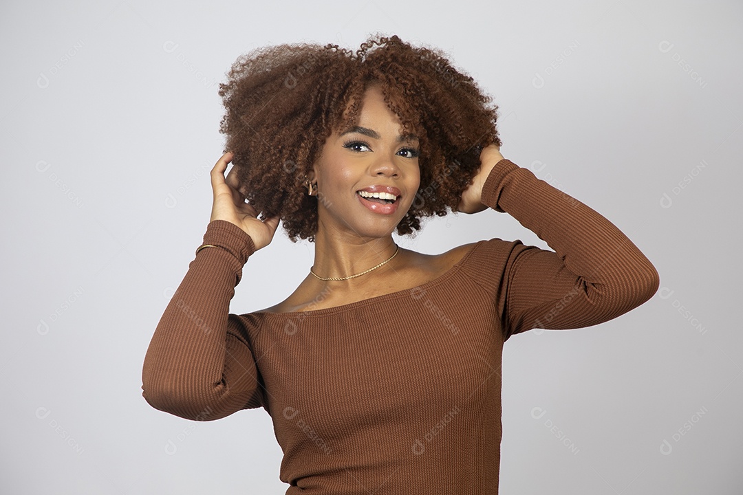Linda mulher negra de cabelo cacheados sobre fundo branco isolado
