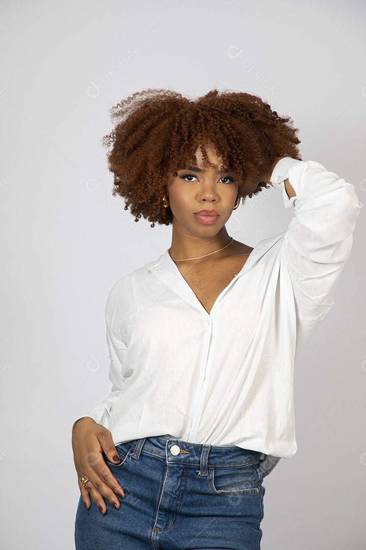 Linda mulher negra de cabelo cacheados fazendo pose sobre fundo branco isolado