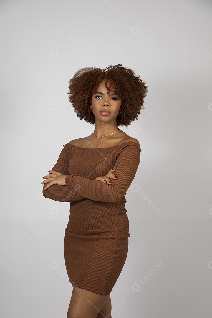Linda mulher negra de cabelo cacheados sobre fundo branco isolado