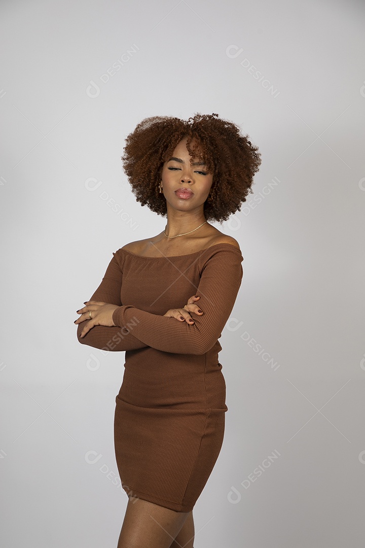 Linda mulher negra de cabelo cacheados sobre fundo branco isolado