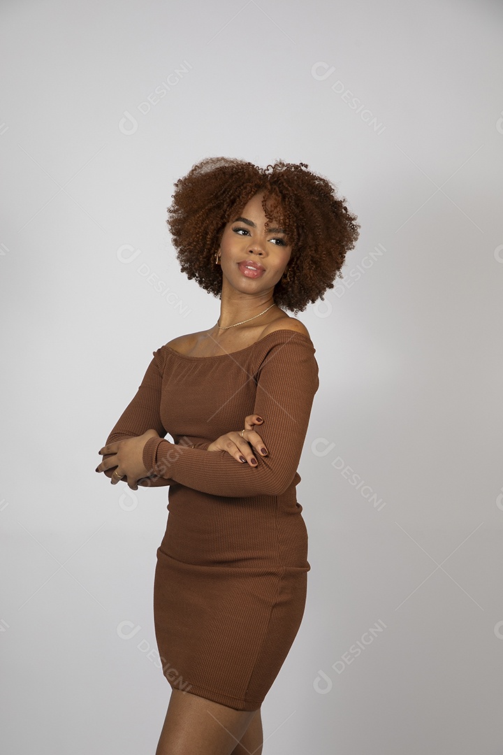 Linda mulher negra de cabelo cacheados sobre fundo branco isolado