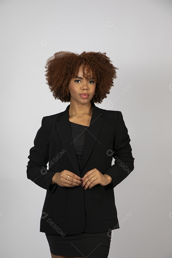 Linda mulher negra de cabelo cacheados usando look preto sobre fundo branco isolado