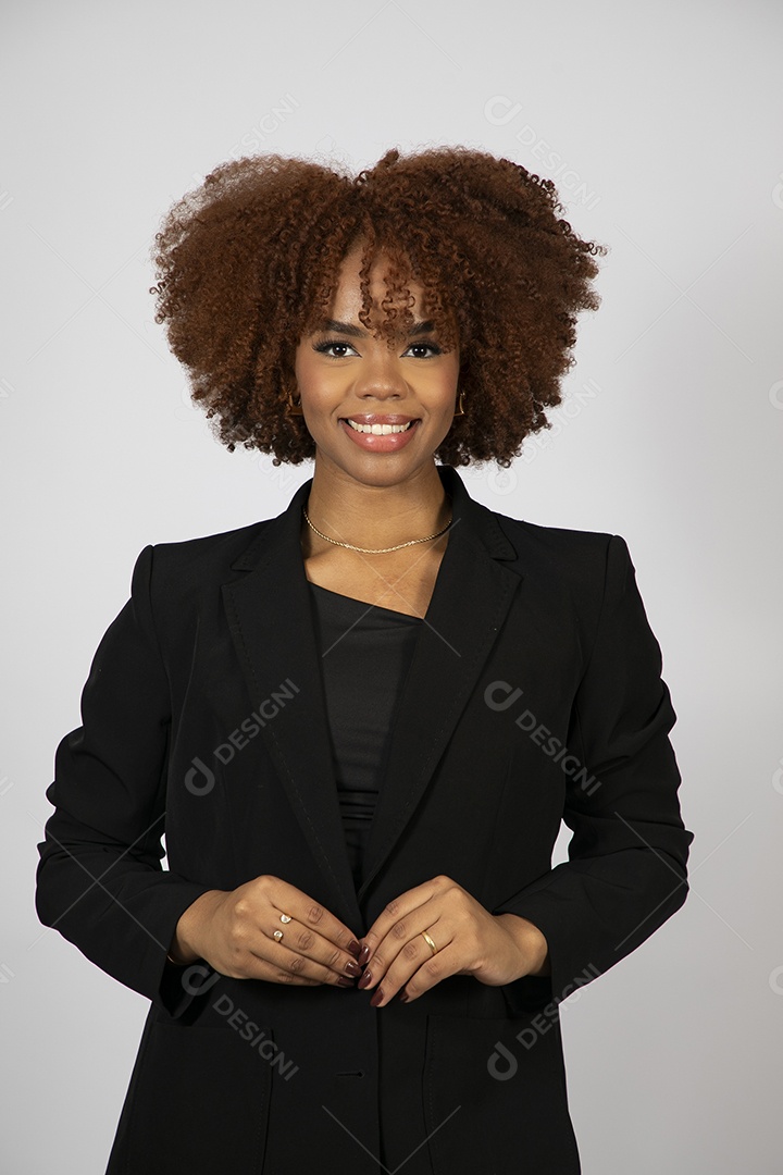 Linda mulher negra de cabelo cacheados usando look preto sobre fundo branco isolado