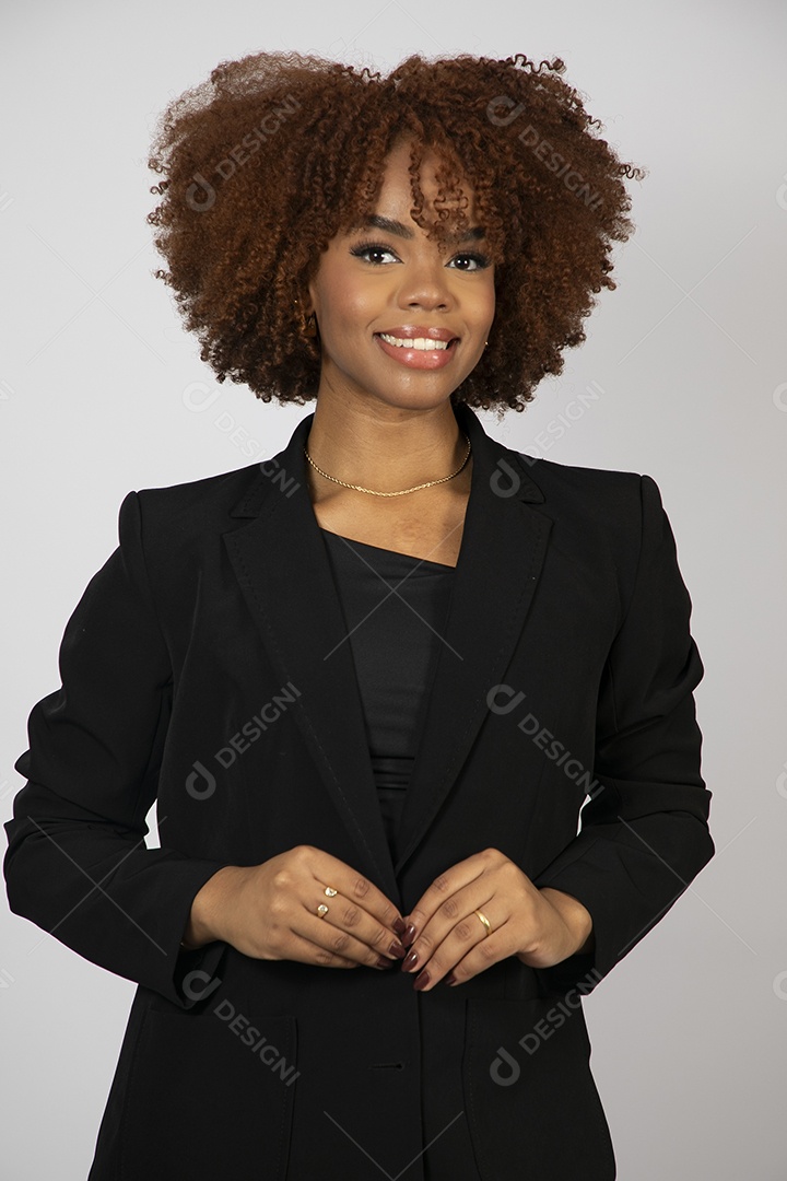 Linda mulher negra de cabelo cacheados usando look preto sobre fundo branco isolado