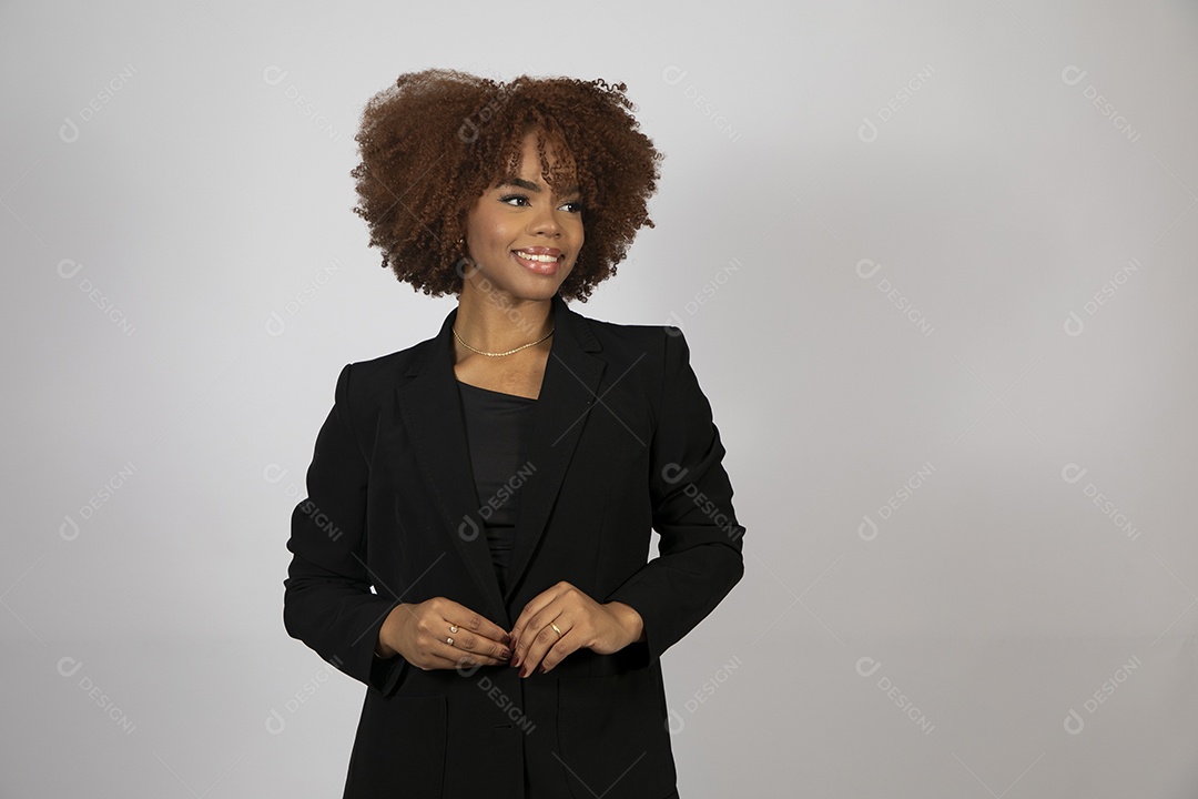 Linda mulher negra de cabelo cacheados usando look preto sobre fundo branco isolado