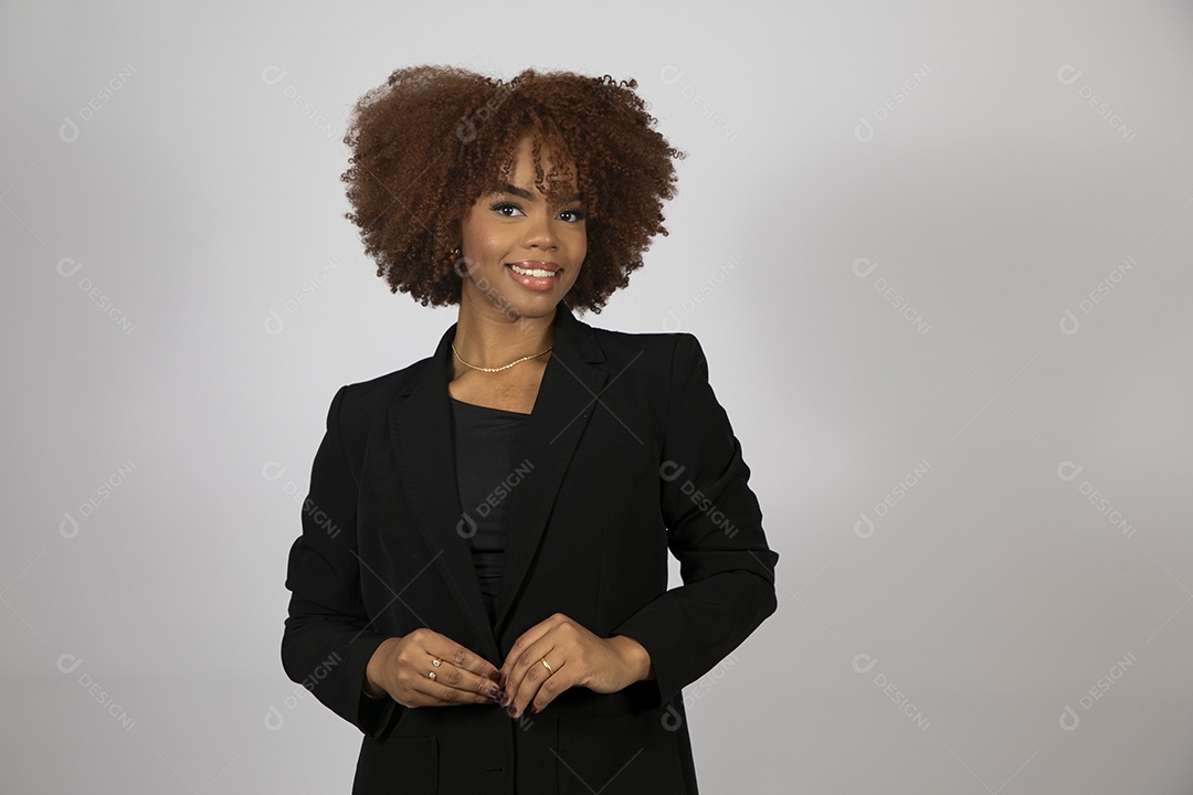 Linda mulher negra de cabelo cacheados usando look preto sobre fundo branco isolado