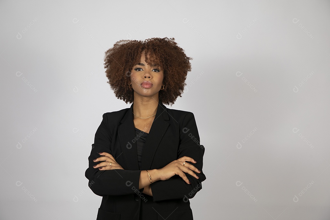 Linda mulher negra de cabelo cacheados usando look preto sobre fundo branco isolado