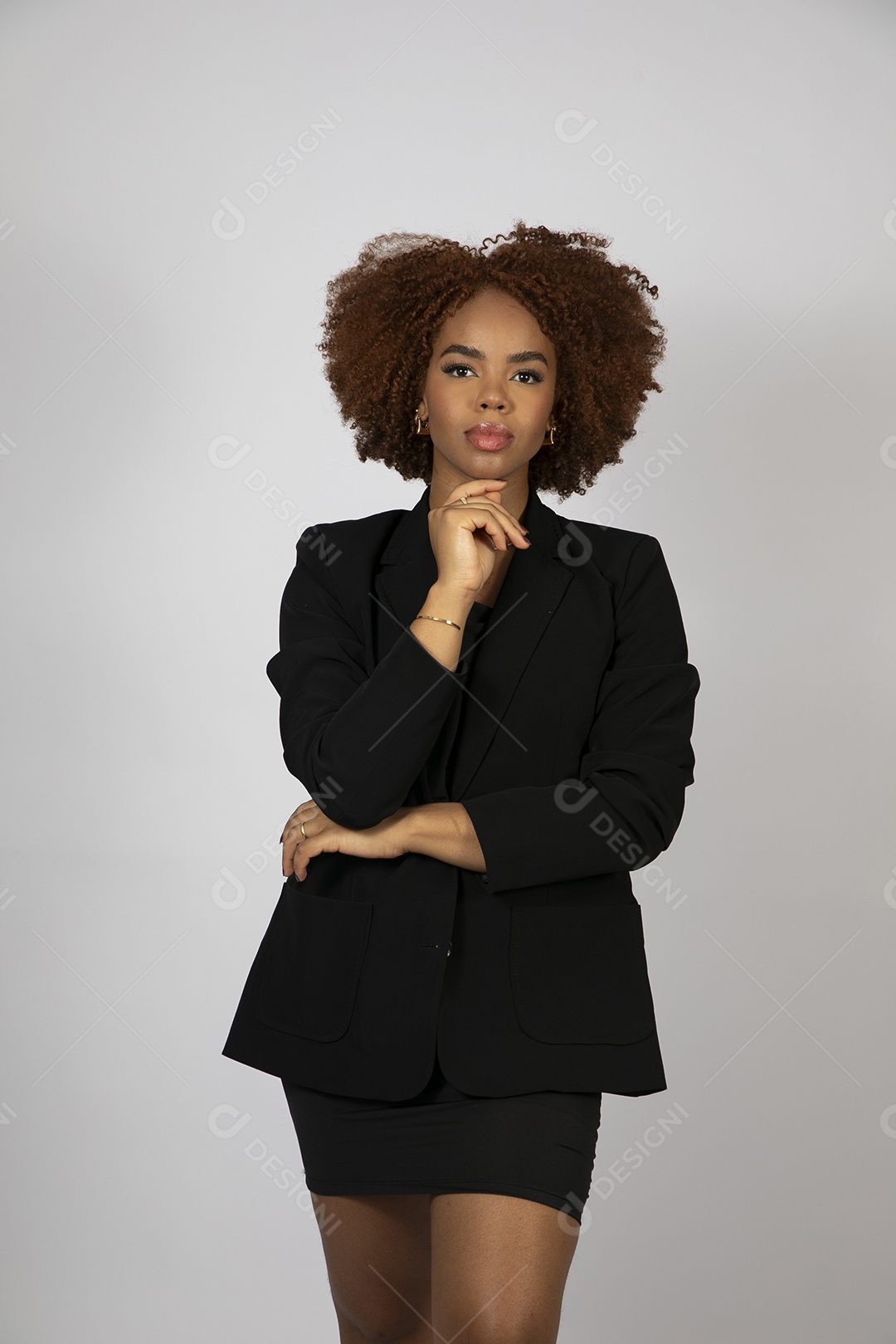Linda mulher negra de cabelo cacheados usando look preto sobre fundo branco isolado