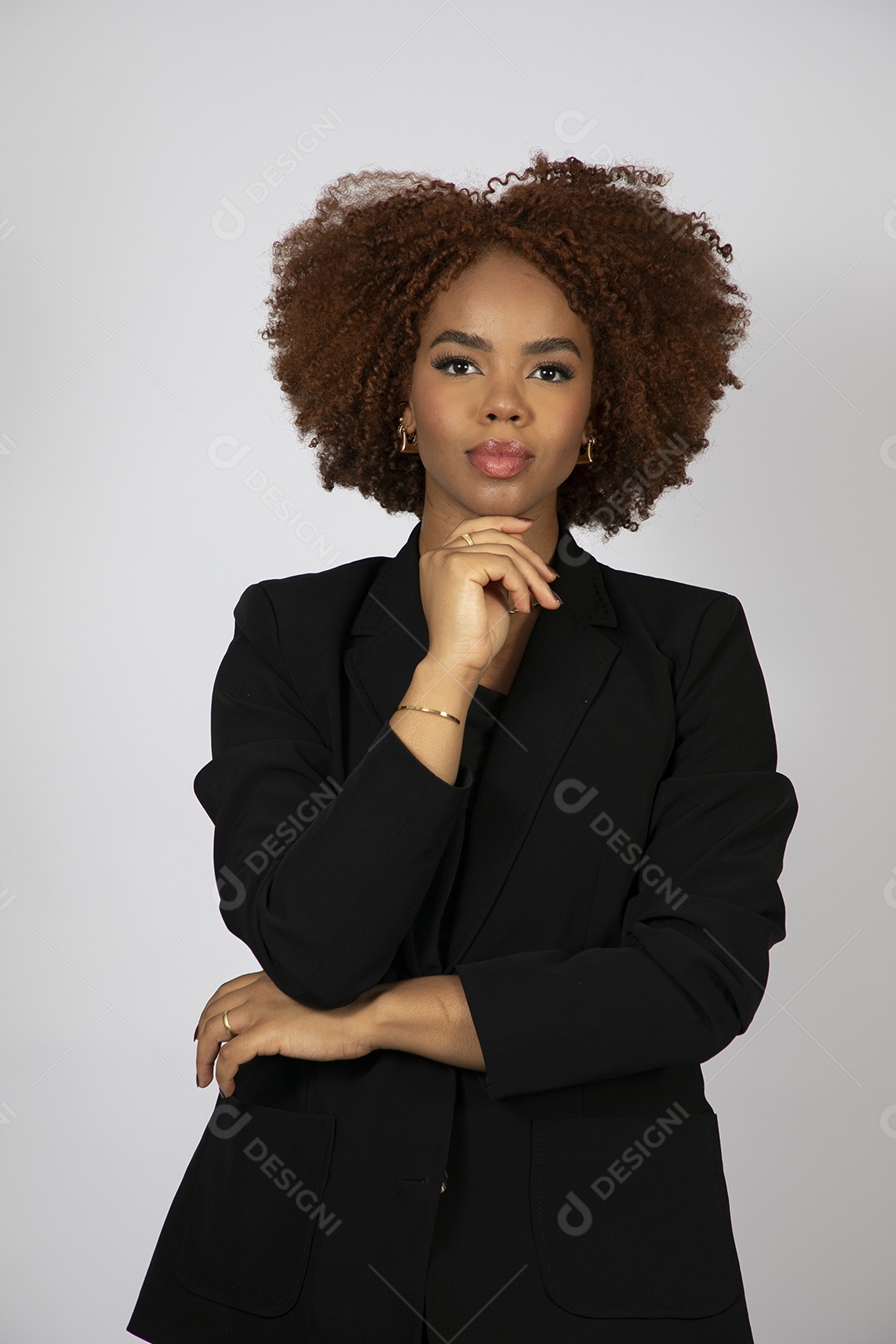 Linda mulher negra de cabelo cacheados usando look preto sobre fundo branco isolado