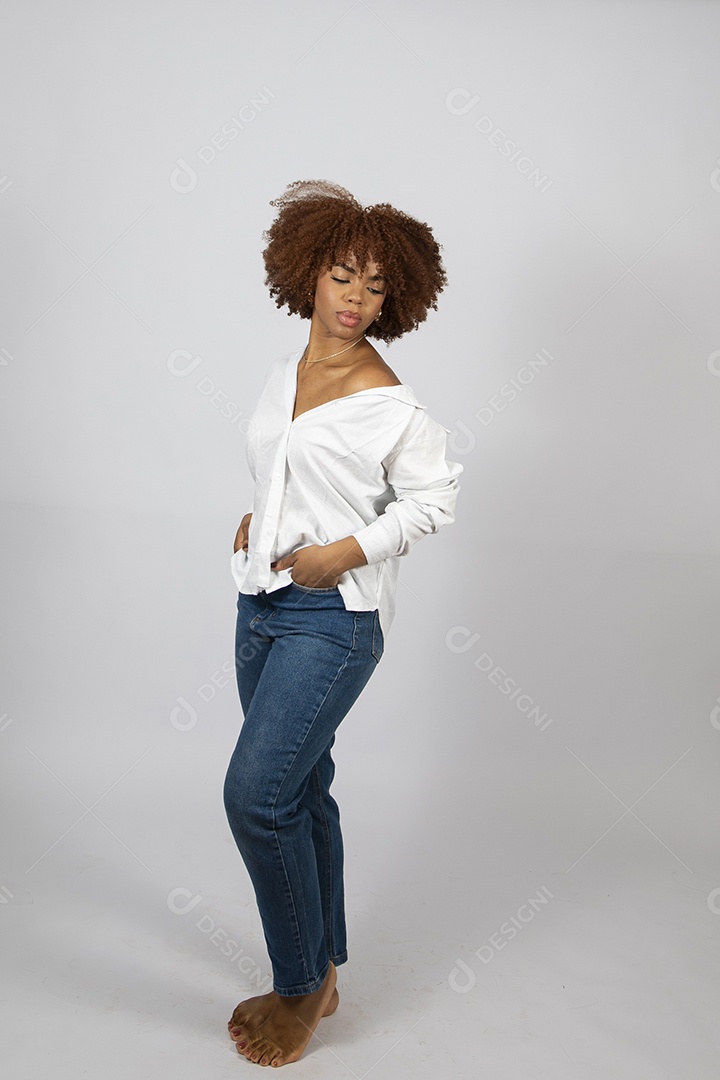 Linda mulher negra de cabelo cacheados fazendo pose sobre fundo branco isolado
