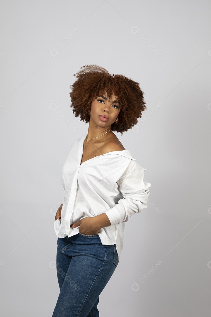 Linda mulher negra de cabelo cacheados fazendo pose sobre fundo branco isolado
