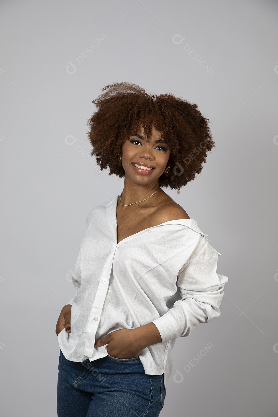 Linda mulher negra de cabelo cacheados fazendo pose sobre fundo branco isolado
