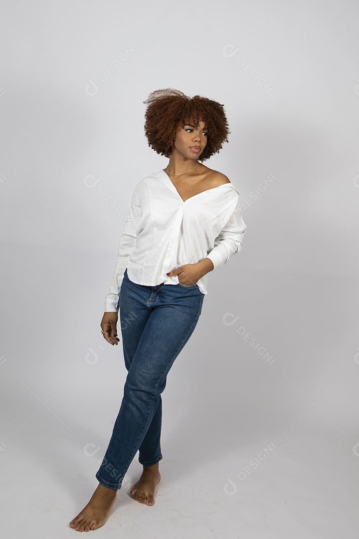 Linda mulher negra de cabelo cacheados fazendo pose sobre fundo branco isolado