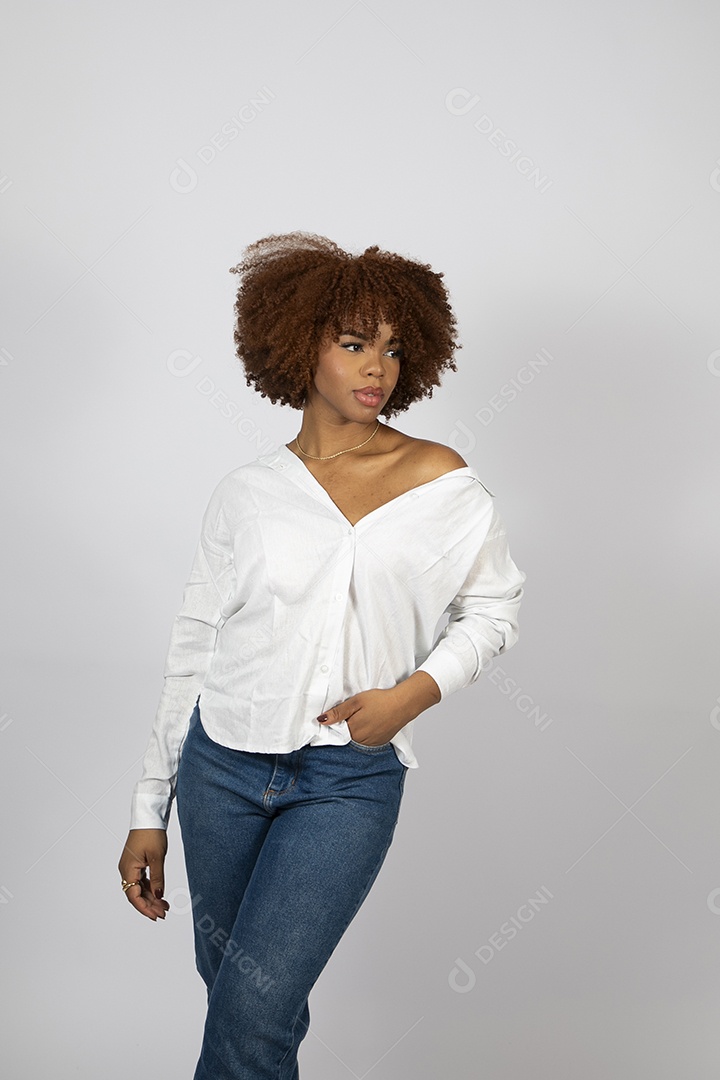 Linda mulher negra de cabelo cacheados fazendo pose sobre fundo branco isolado
