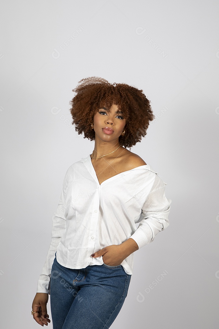 Linda mulher negra de cabelo cacheados fazendo pose sobre fundo branco isolado