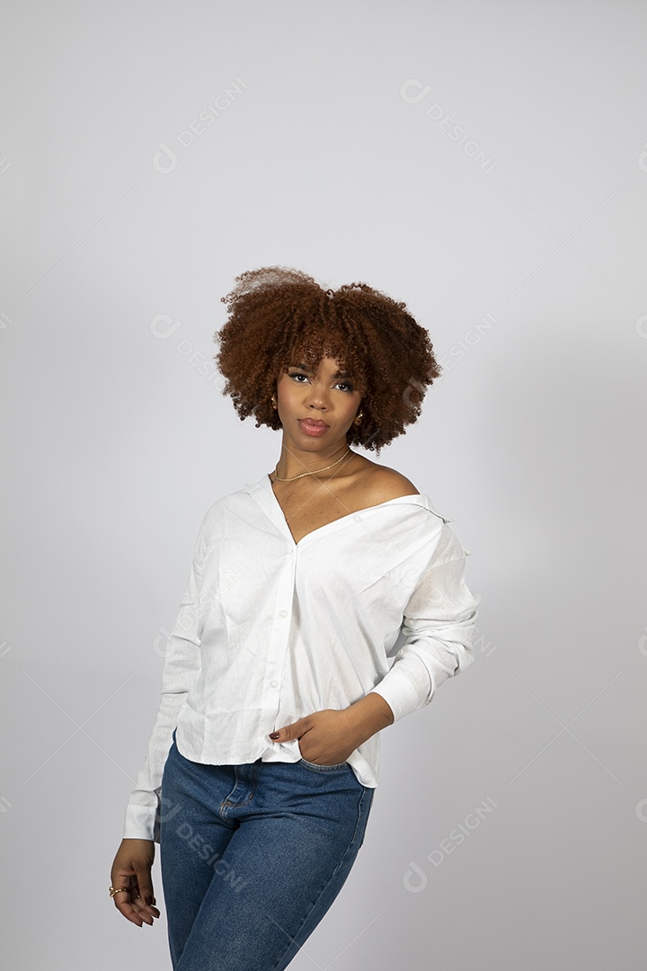 Linda mulher negra de cabelo cacheados fazendo pose sobre fundo branco isolado
