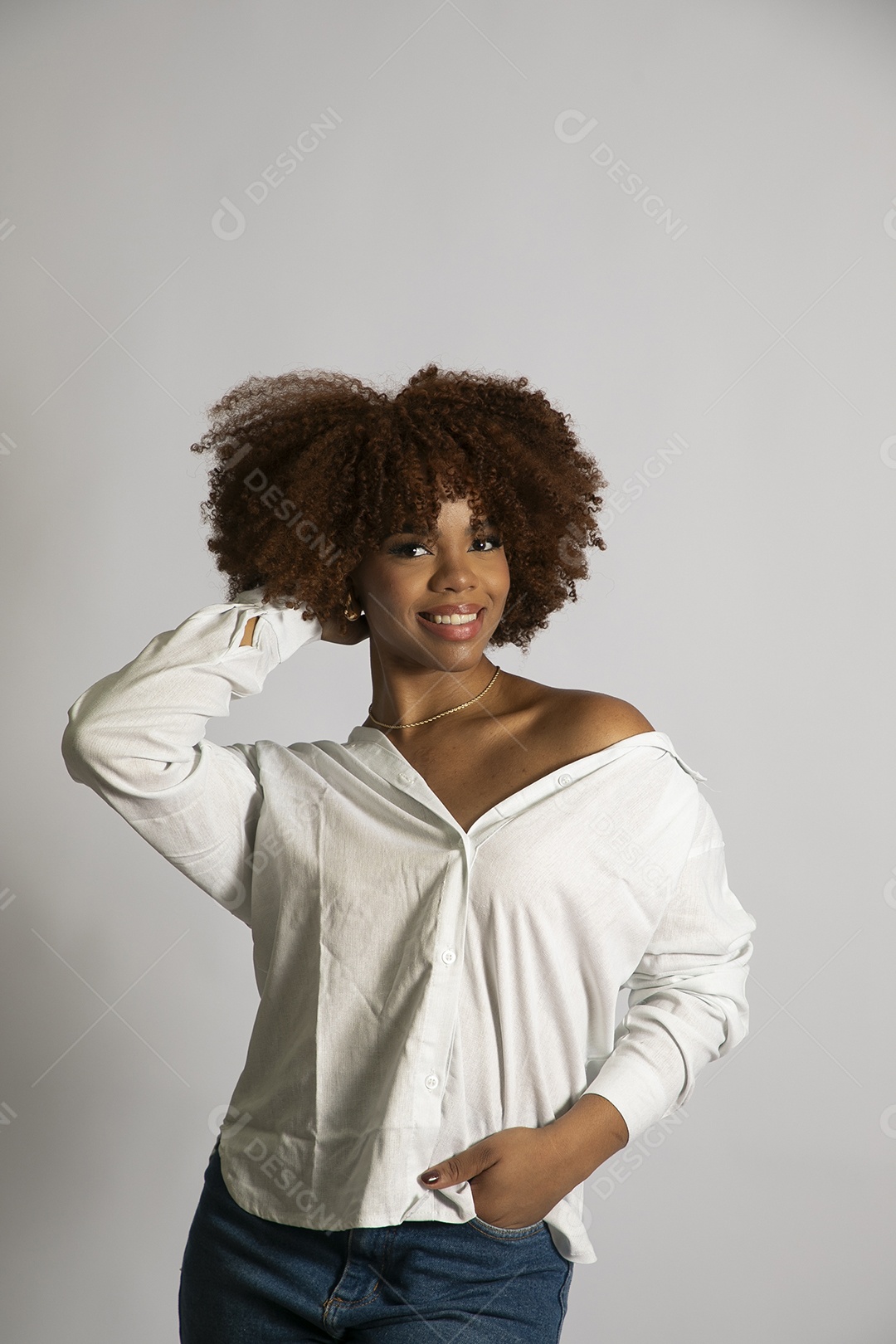 Linda mulher negra de cabelo cacheados fazendo pose sobre fundo branco isolado