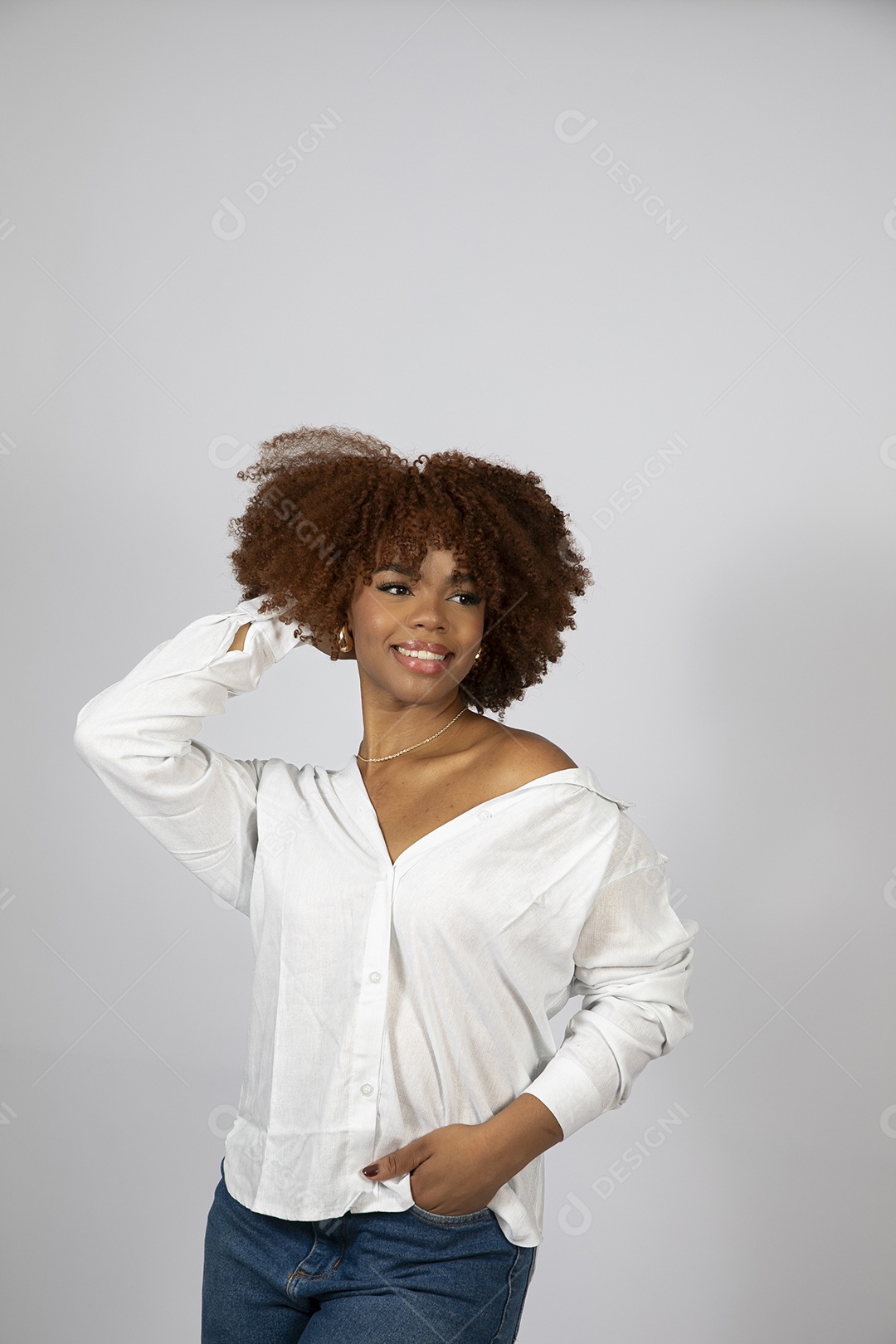 Linda mulher negra de cabelo cacheados fazendo pose sobre fundo branco isolado