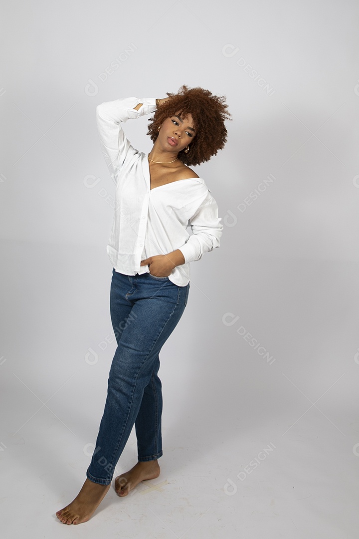 Linda mulher negra de cabelo cacheados fazendo pose sobre fundo branco isolado