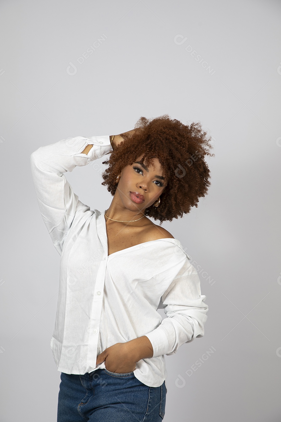 Linda mulher negra de cabelo cacheados fazendo pose sobre fundo branco isolado