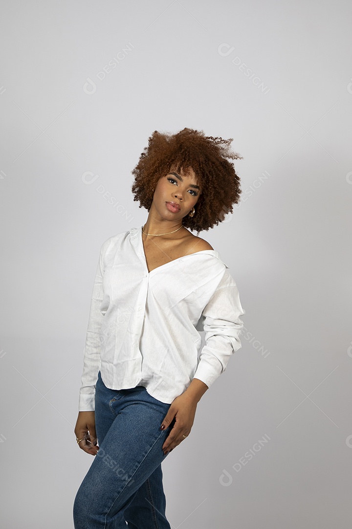 Linda mulher negra de cabelo cacheados fazendo pose sobre fundo branco isolado
