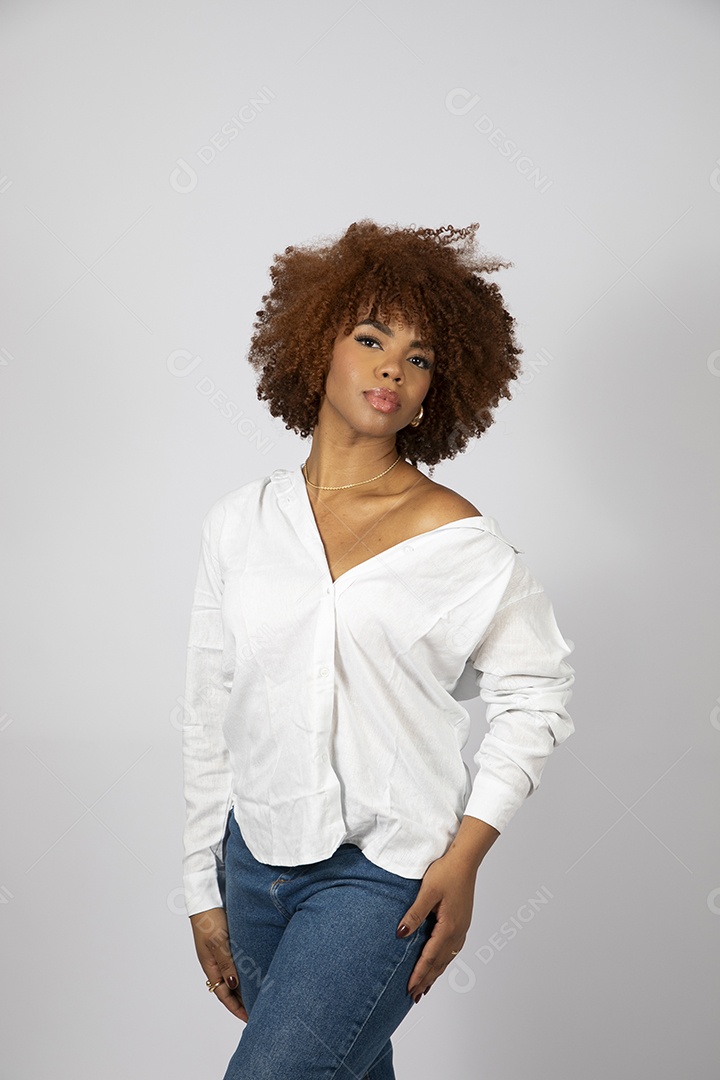 Linda mulher negra de cabelo cacheados fazendo pose sobre fundo branco isolado