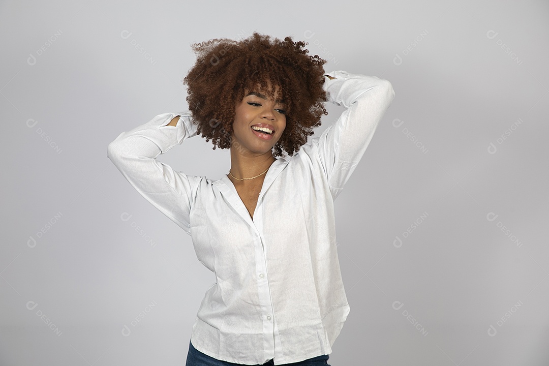 Linda mulher negra de cabelo cacheados fazendo pose sobre fundo branco isolado
