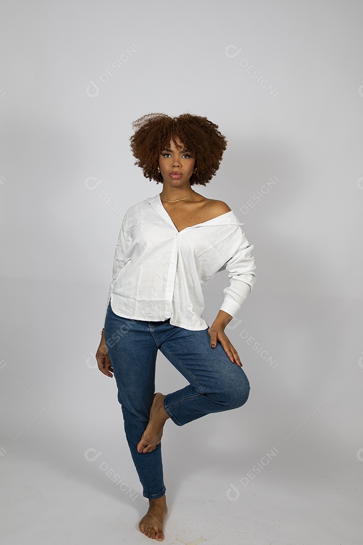 Linda mulher negra de cabelo cacheados fazendo pose sobre fundo branco isolado