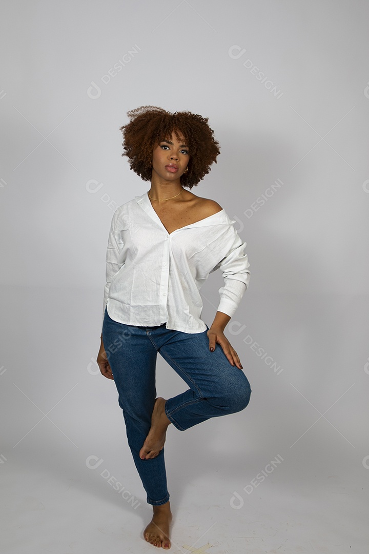 Linda mulher negra de cabelo cacheados fazendo pose sobre fundo branco isolado
