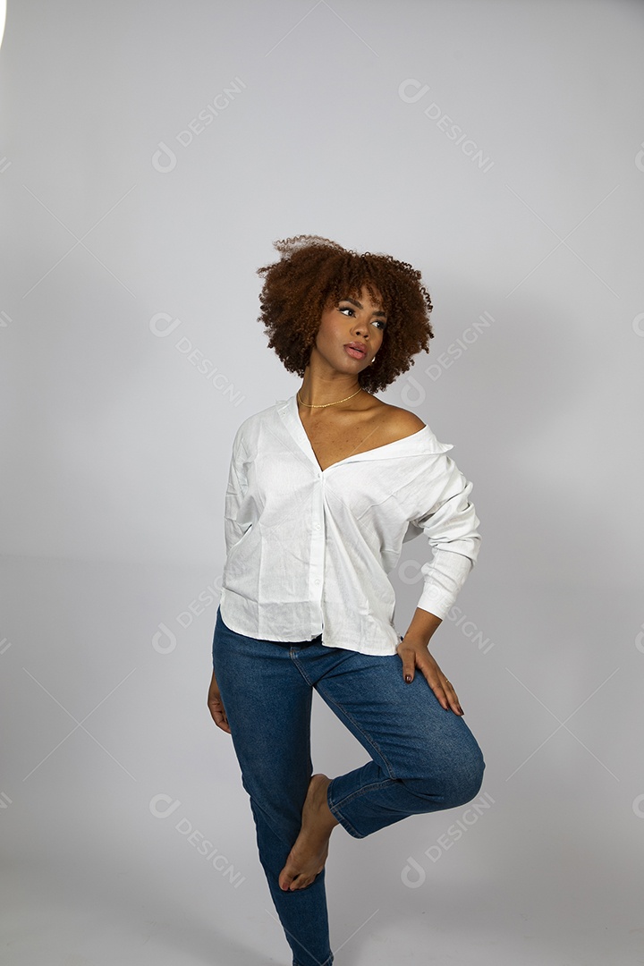 Linda mulher negra de cabelo cacheados fazendo pose sobre fundo branco isolado