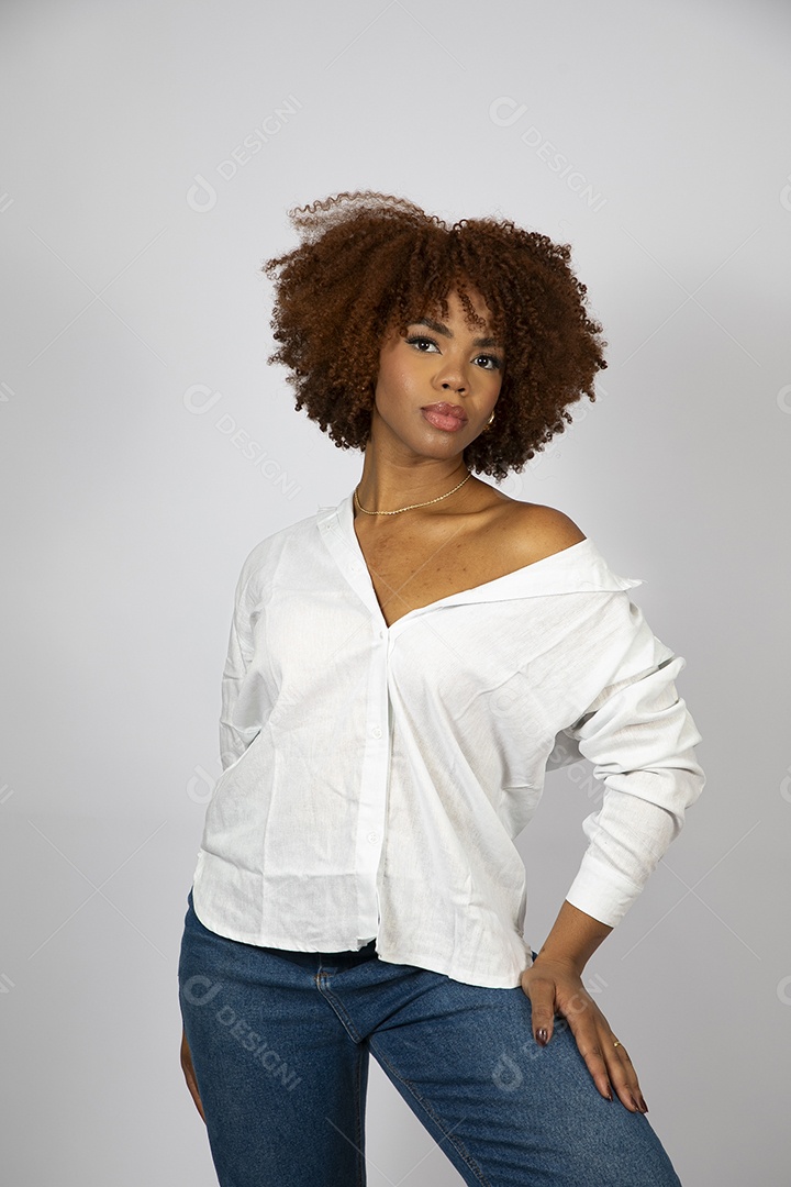 Linda mulher negra de cabelo cacheados fazendo pose sobre fundo branco isolado