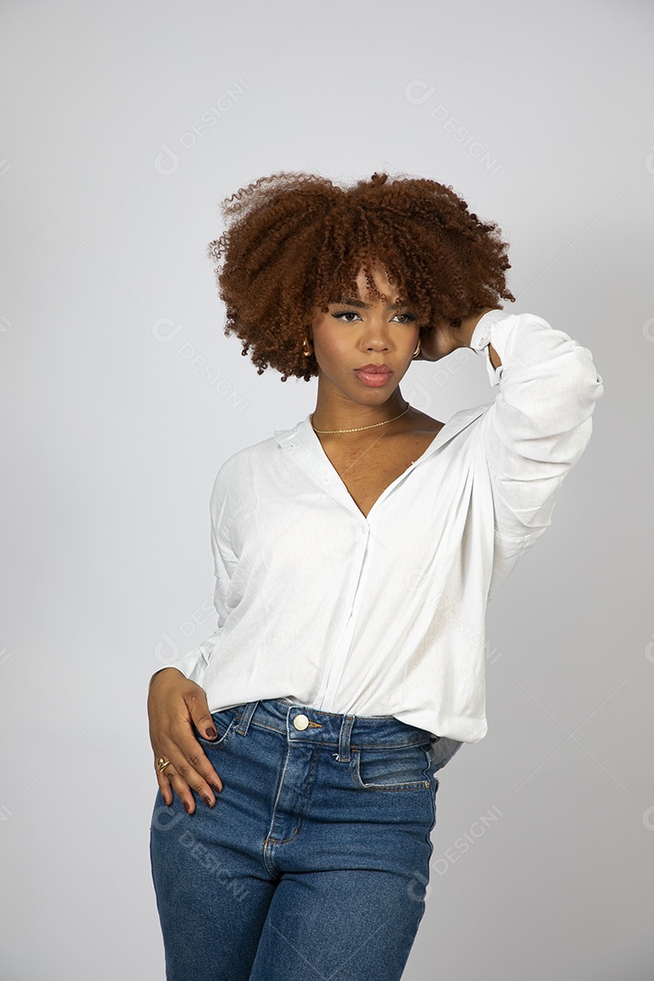Linda mulher negra de cabelo cacheados fazendo pose sobre fundo branco isolado