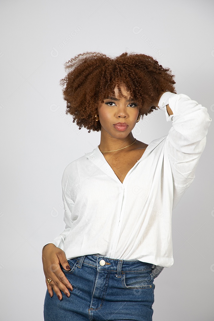Linda mulher negra de cabelo cacheados fazendo pose sobre fundo branco isolado
