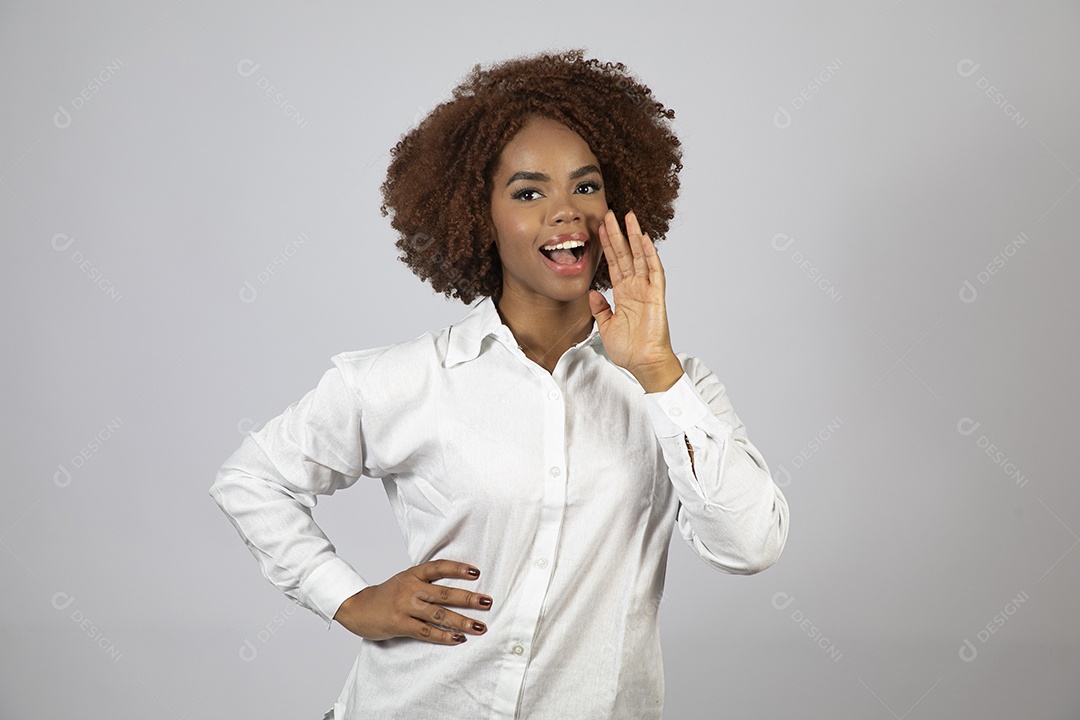Linda mulher negra de cabelo cacheados fazendo pose sobre fundo branco isolado