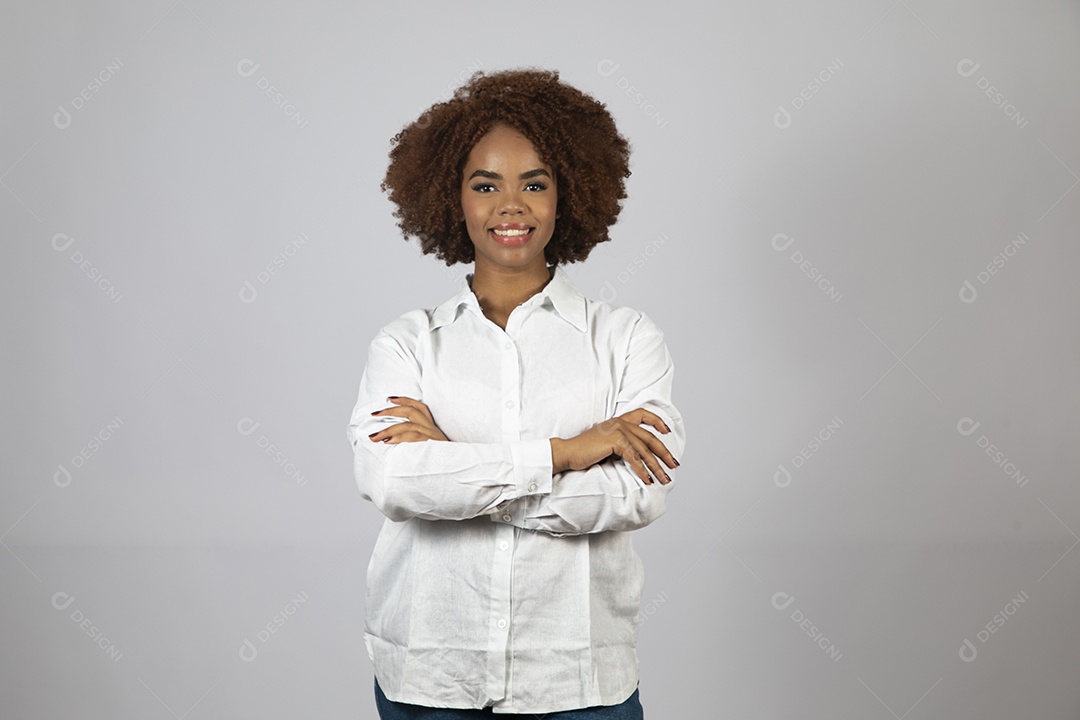 Linda mulher negra de cabelo cacheados fazendo pose sobre fundo branco isolado