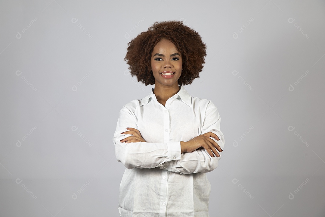 Linda mulher negra de cabelo cacheados fazendo pose sobre fundo branco isolado