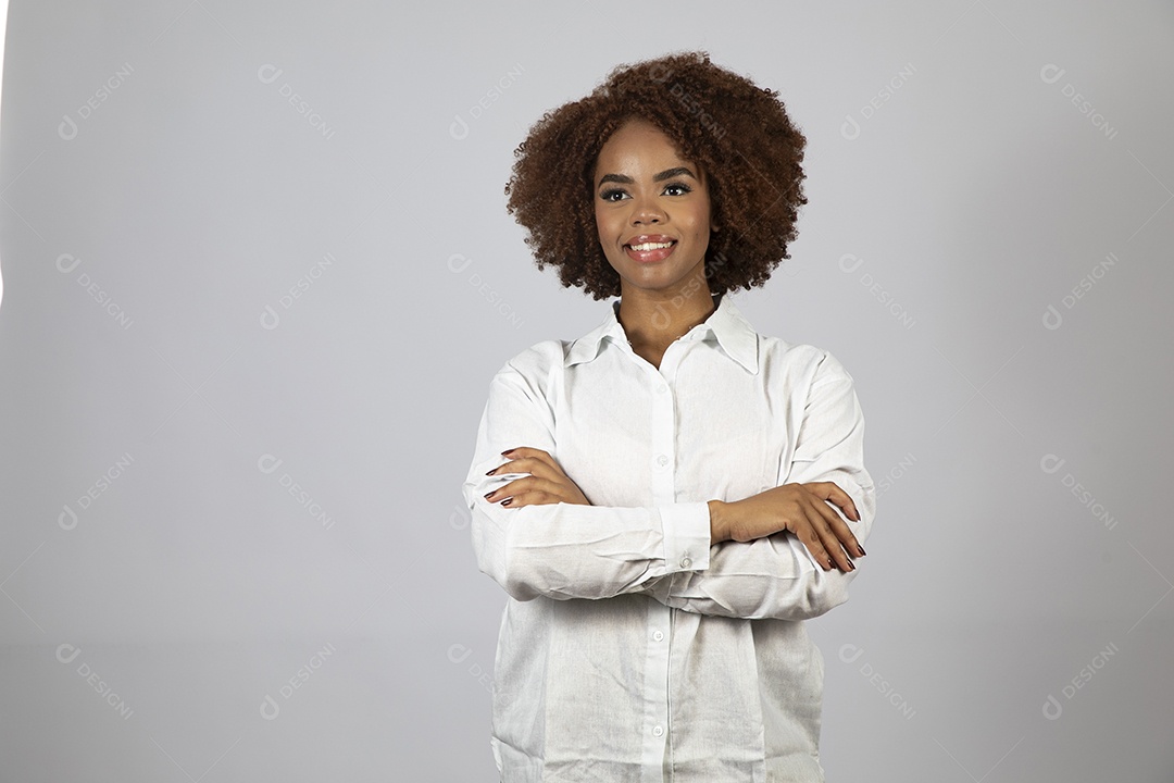 Linda mulher negra de cabelo cacheados fazendo pose sobre fundo branco isolado