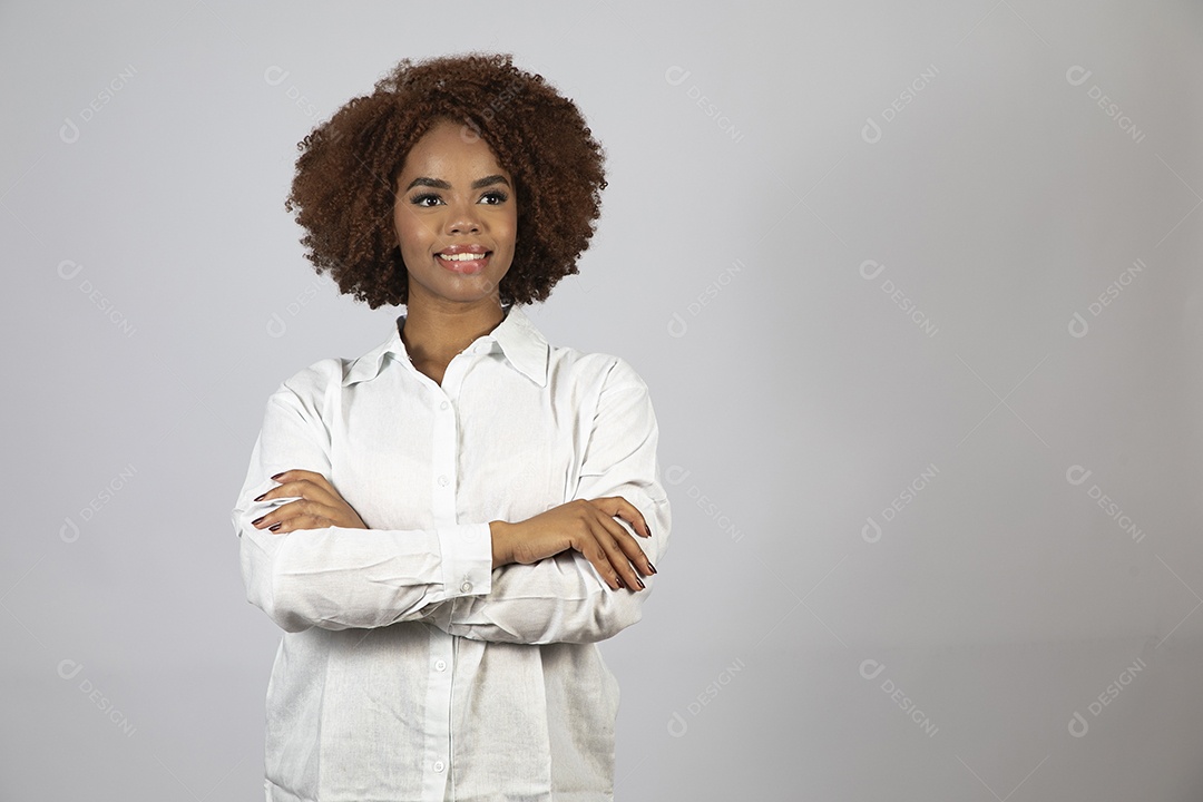 Linda mulher negra de cabelo cacheados fazendo pose sobre fundo branco isolado