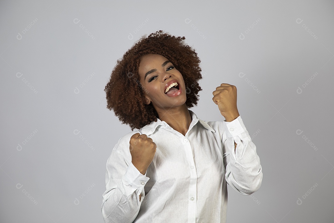 Linda mulher negra de cabelo cacheados fazendo pose sobre fundo branco isolado