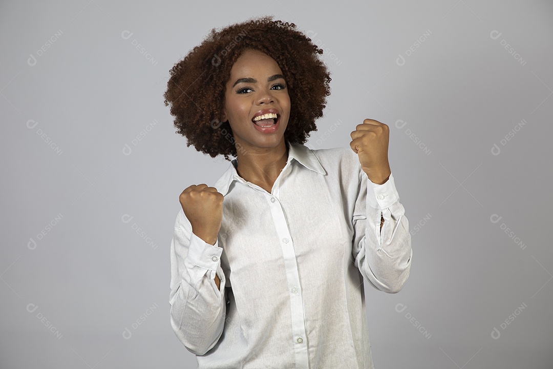 Linda mulher negra de cabelo cacheados fazendo pose sobre fundo branco isolado