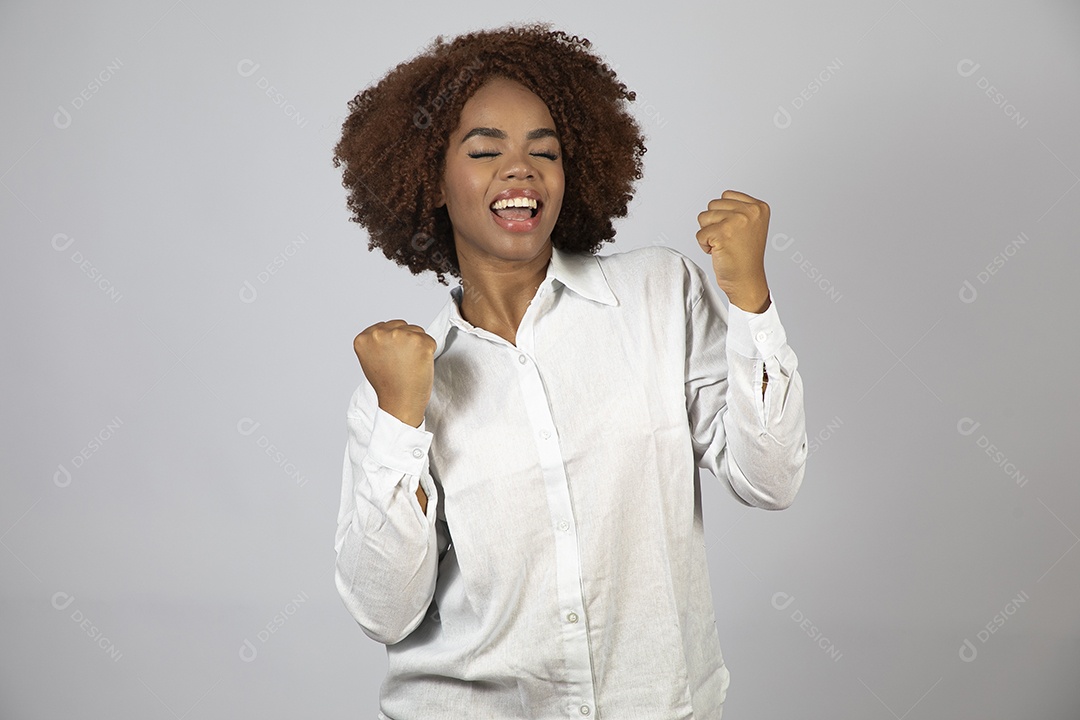Linda mulher negra de cabelo cacheados fazendo pose sobre fundo branco isolado