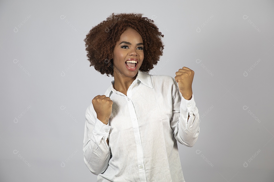 Linda mulher negra de cabelo cacheados fazendo pose sobre fundo branco isolado