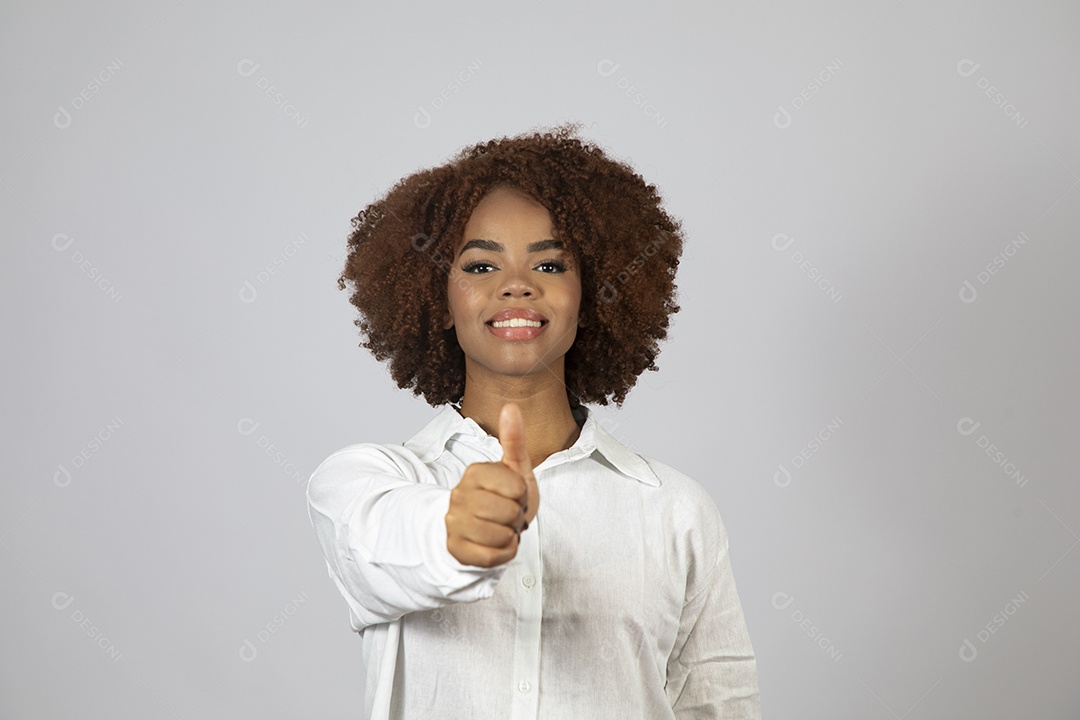 Linda mulher negra de cabelo cacheados fazendo pose sobre fundo branco isolado
