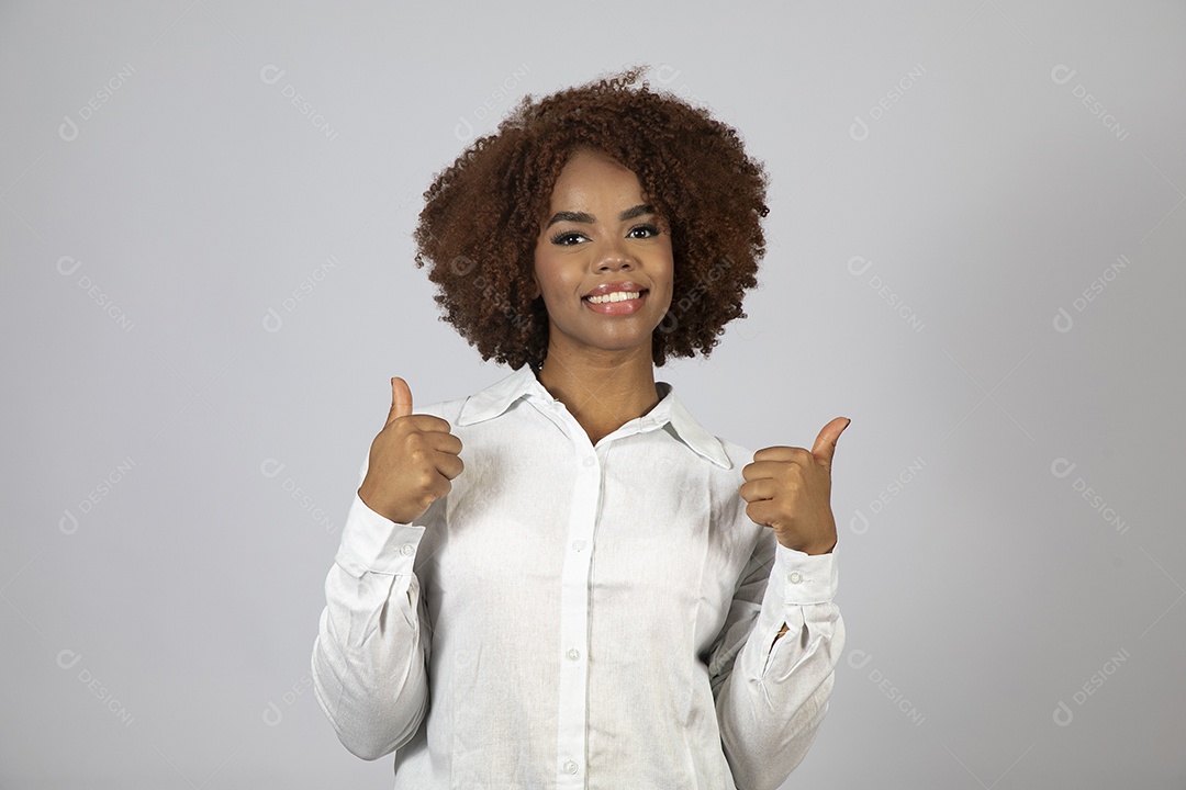 Linda mulher negra de cabelo cacheados fazendo pose sobre fundo branco isolado