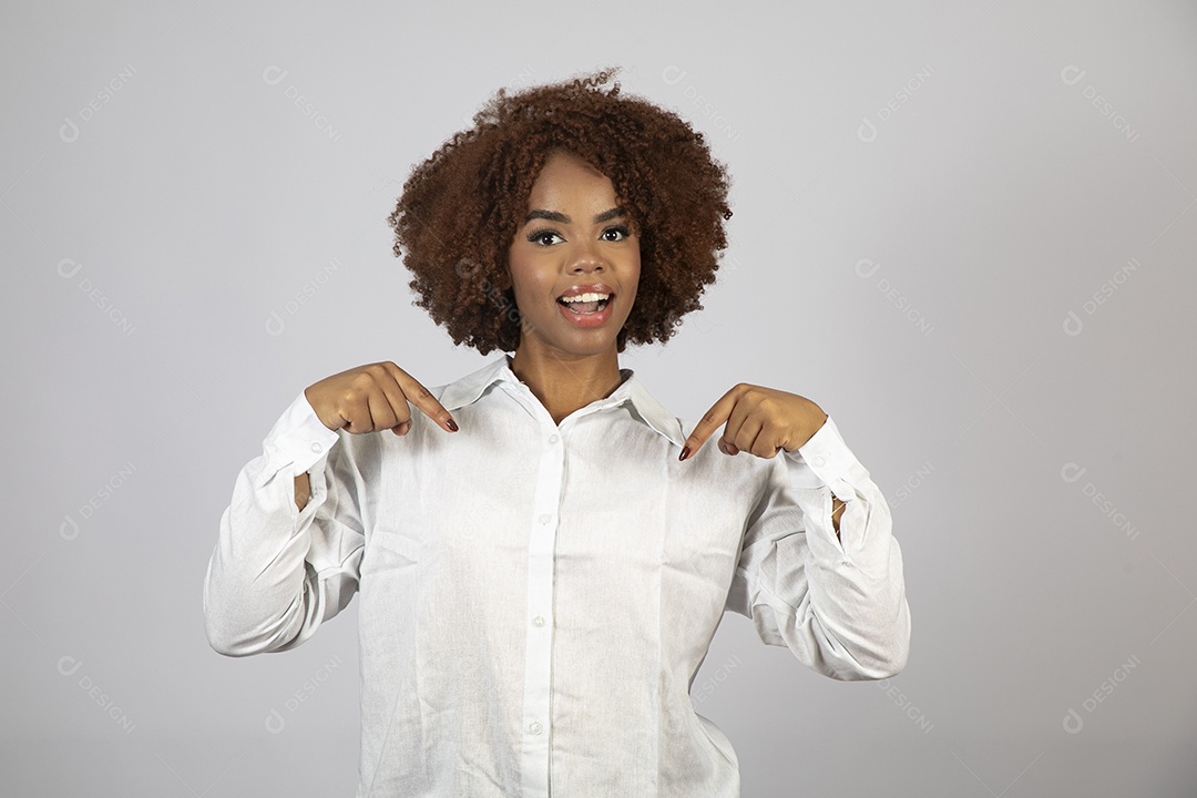 Linda mulher negra de cabelo cacheados fazendo pose sobre fundo branco isolado